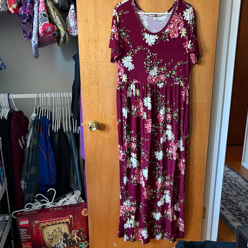 💕3/$25💕Floral Scoop Neck Maxi Dress in Burgundy